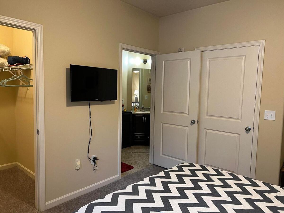 Two 2 Tango - Sleeps 4 "Romantic Get Away Or Business" Close To Everywhere You Want To Be! Instant Booking Available Apartamento Charlotte Exterior foto