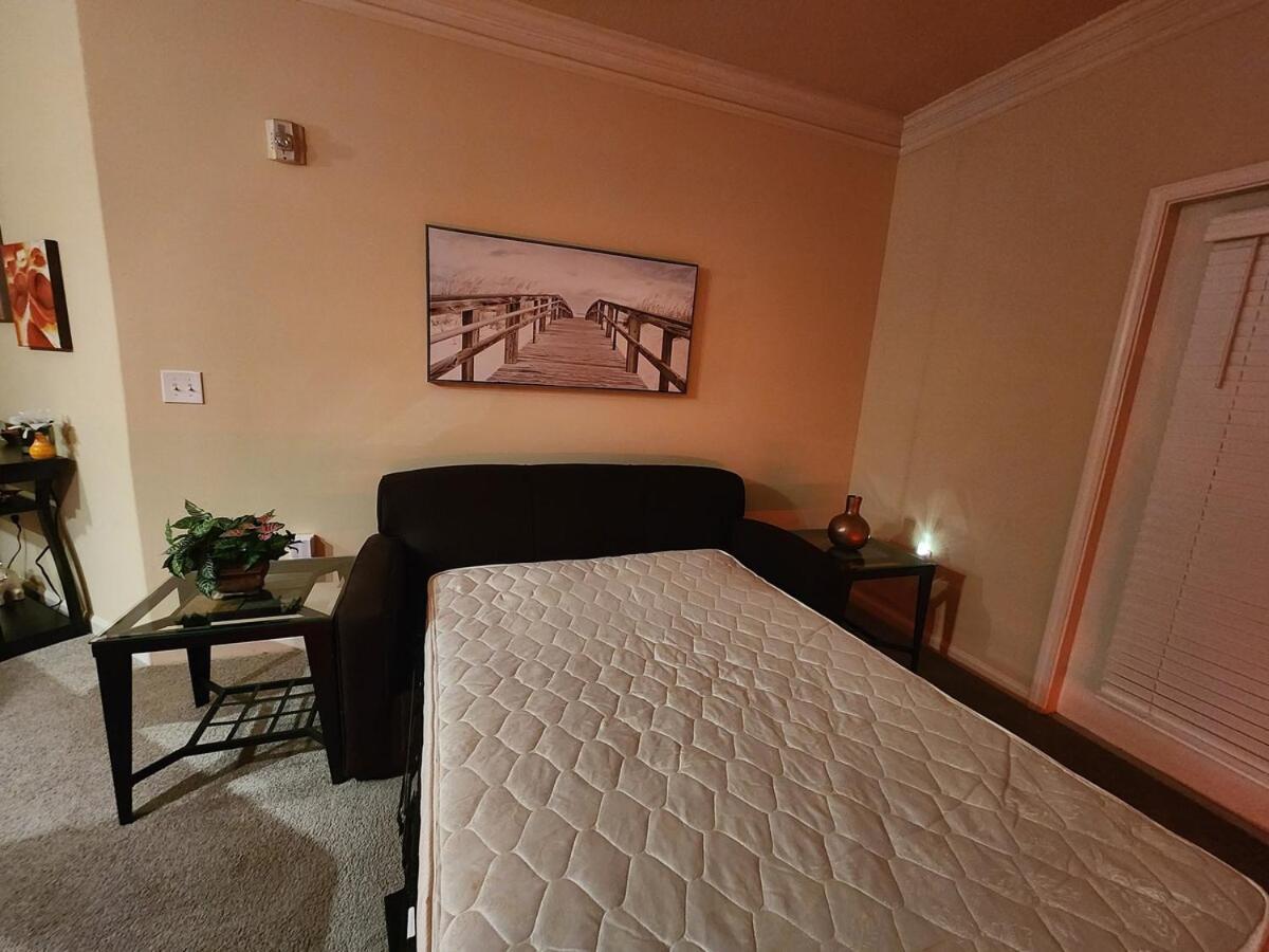 Two 2 Tango - Sleeps 4 "Romantic Get Away Or Business" Close To Everywhere You Want To Be! Instant Booking Available Apartamento Charlotte Exterior foto